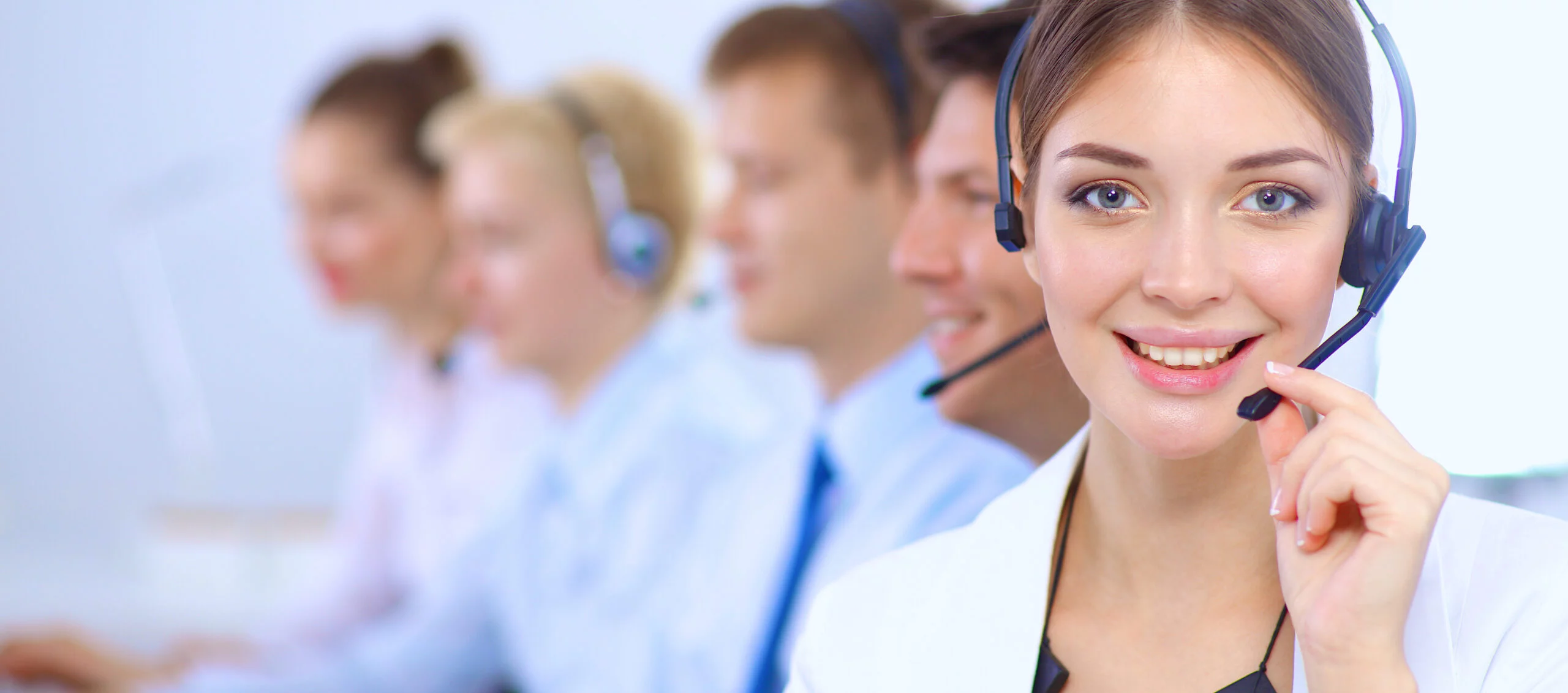 Attraktive, positive junge Geschäftsleute und Kollegen in einem Callcenter-Büro